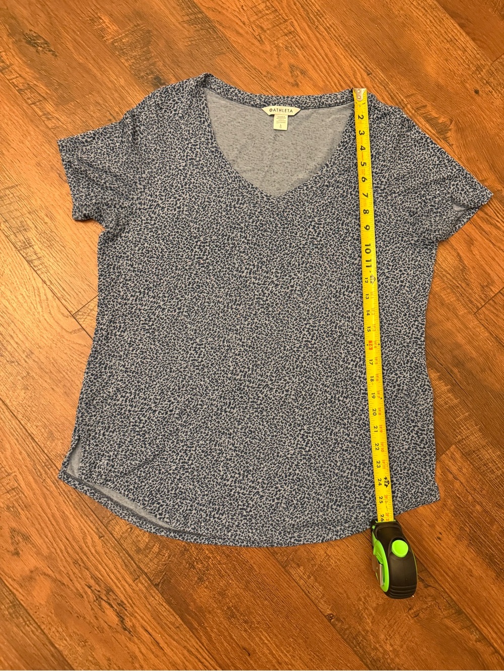 Athleta Blue Leopard Print Breezy Scoop V-Neck Short Sleeve Tee - Picture 5 of 6